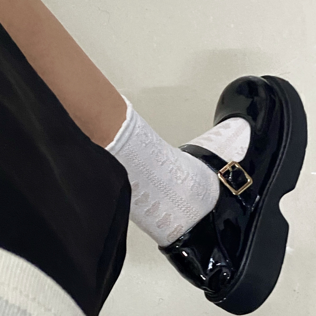 黒靴 艶やかストラップ厚底サンダル