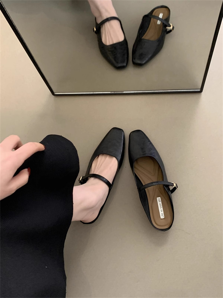 黒靴専門店の太めヒール一文字ストラップパンプス