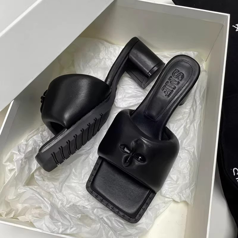 黒靴 スクエアトゥミュールサンダル