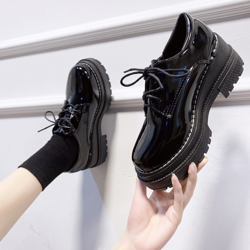 黒スニーカー 光沢エナメル調厚底レースアップシューズ