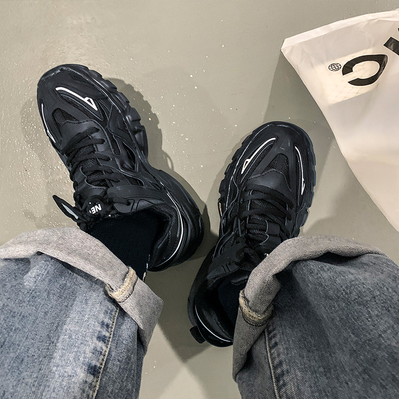 黒スニーカー エアクッション搭載厚底運動靴