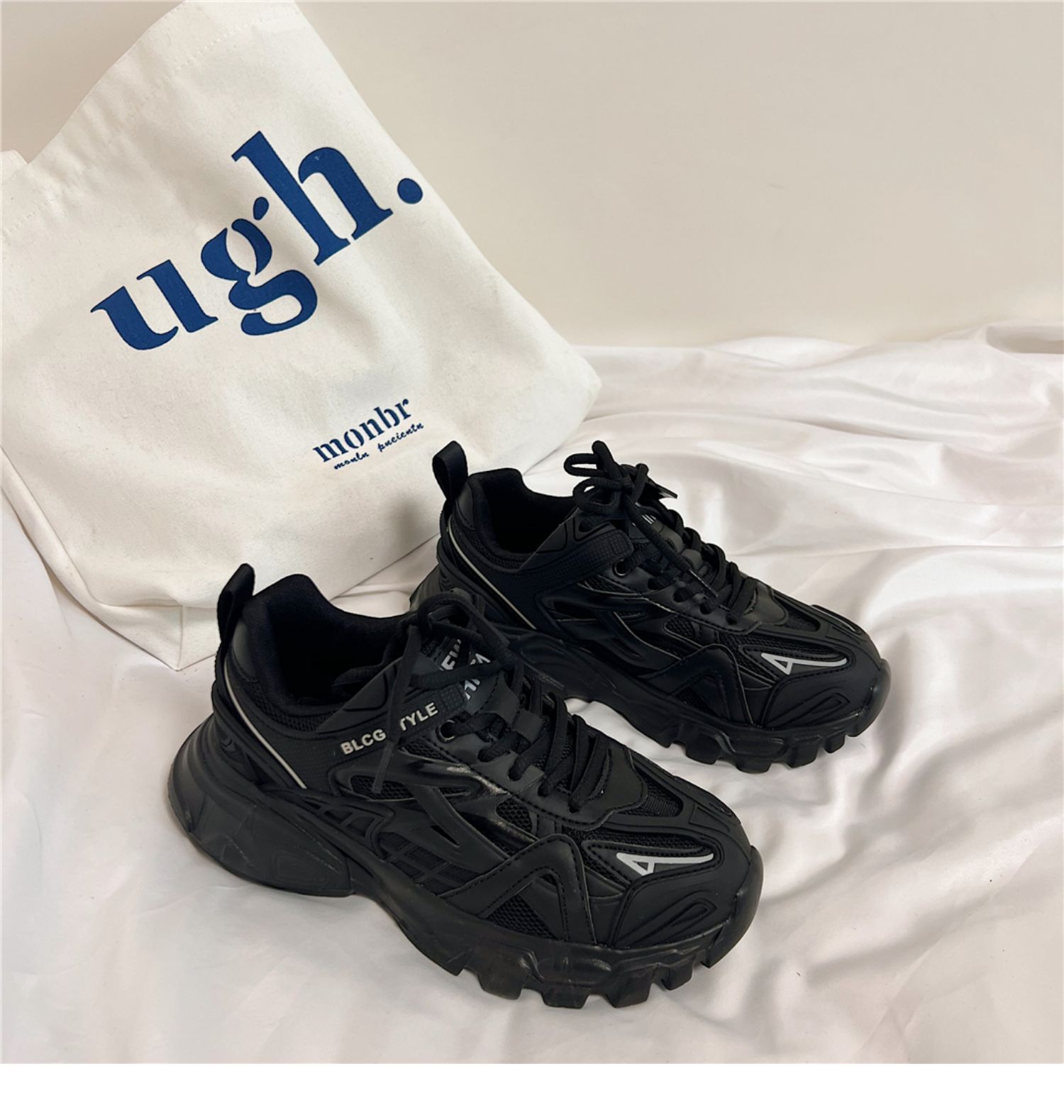 黒スニーカー 立体デザイン厚底運動靴