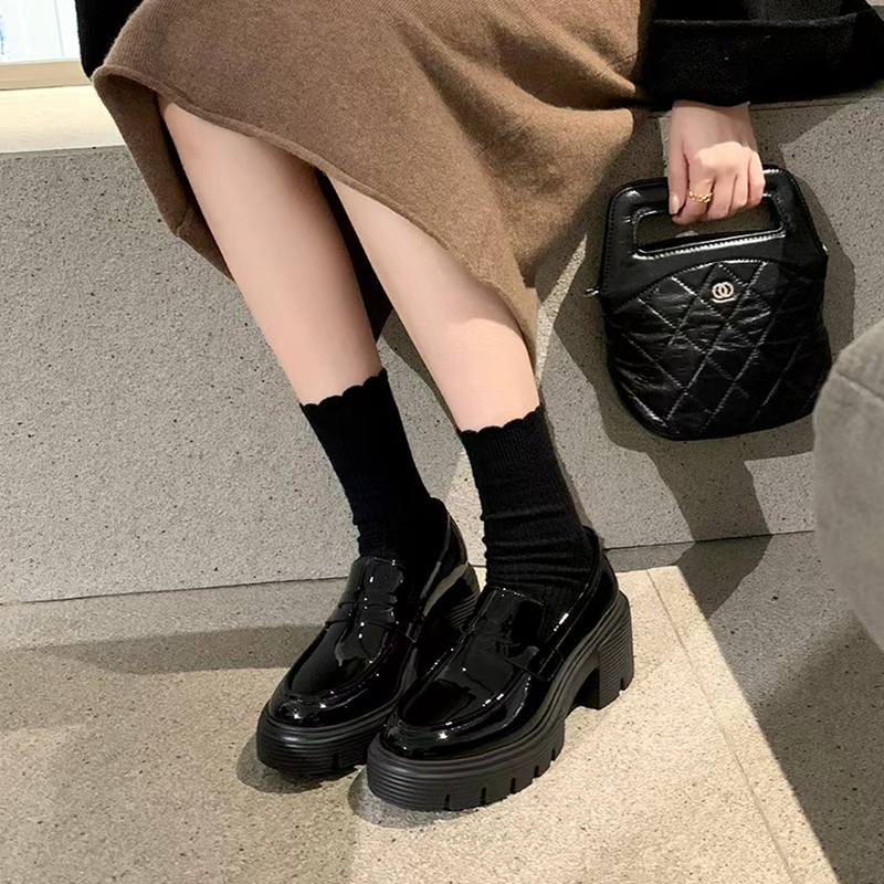 黒スニーカー 光沢素材厚底プラットフォームシューズ