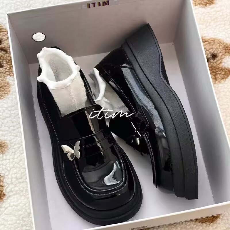 黒スニーカー 蝶々飾り付きエナメル厚底ローファー