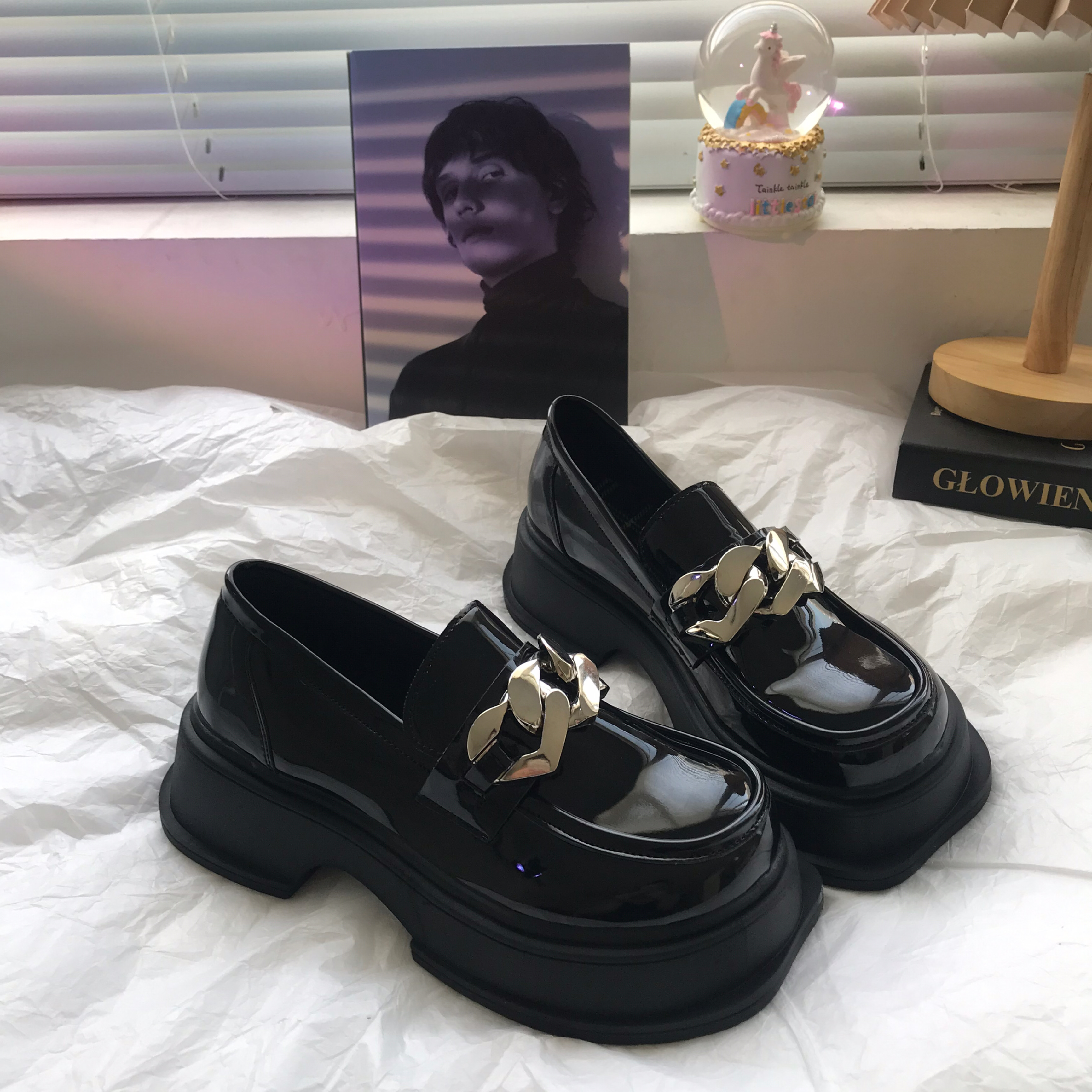 黒スニーカー 金属チェーン装飾付き厚底ローファー