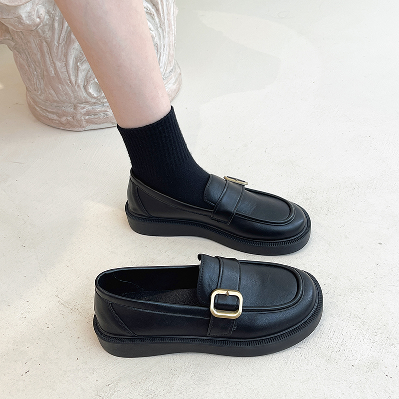黒スニーカー 金属バックル付き革製厚底ローファー