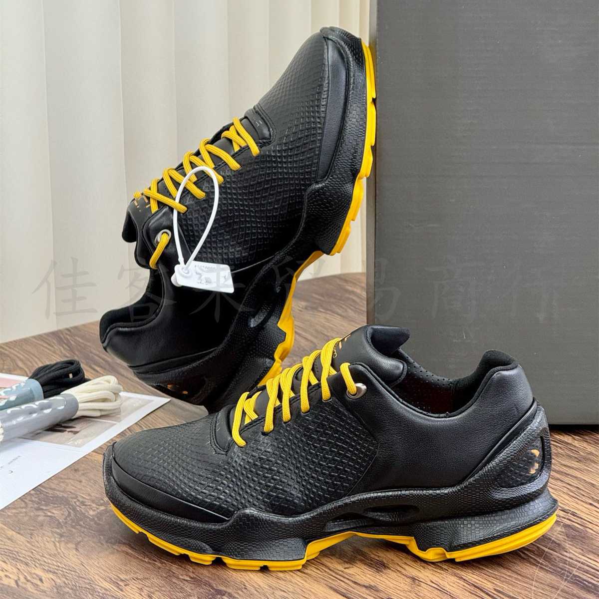 黒スニーカー メッシュ素材 カジュアルスニーカー