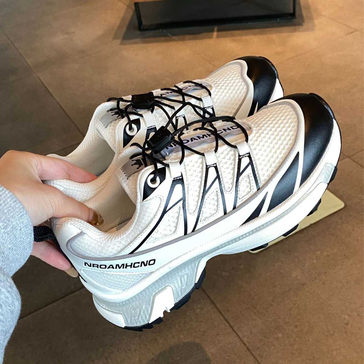 黒スニーカー メッシュ切替スポーツスニーカー