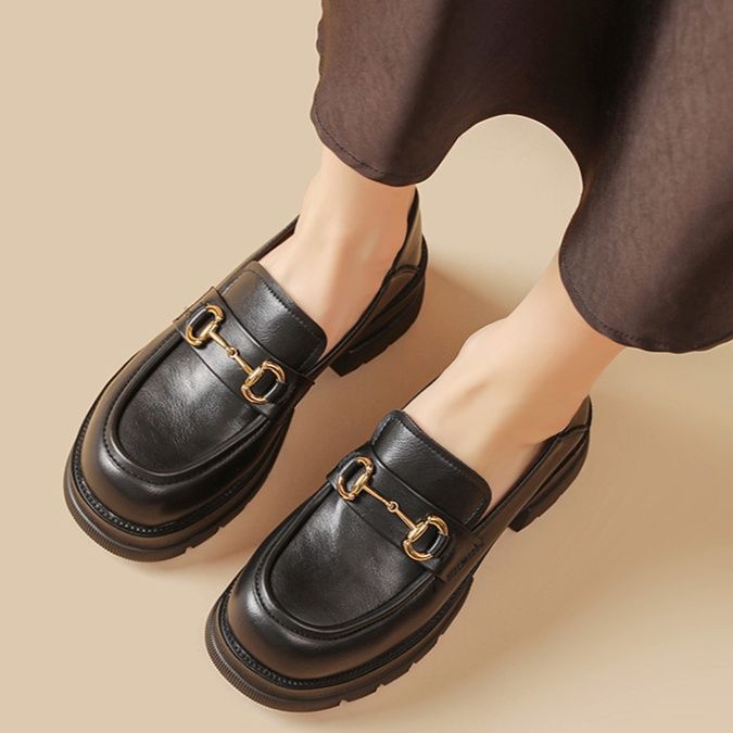 黒スニーカー 金具付き厚底ローファー