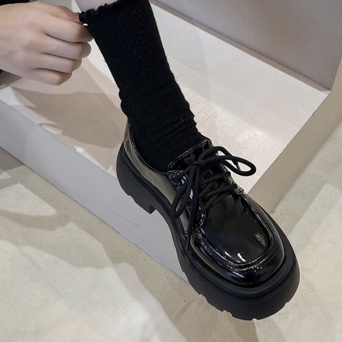 黒スニーカー 艶感レザー厚底シューズ