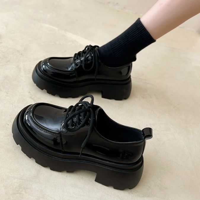 黒スニーカー 艶感レザー厚底シューズ