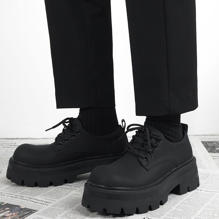 黒スニーカー ボリューム厚底