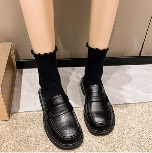 https://fulmo-img-server.com/black-sneaker-factory/1757544864280_3fpd5j1s_834off7s.jpeg