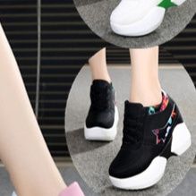 黒スニーカー アクセント厚底運動靴