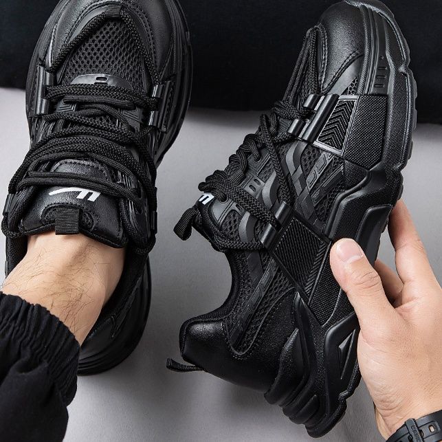 黒スニーカー 多層構造ミッドソール運動靴