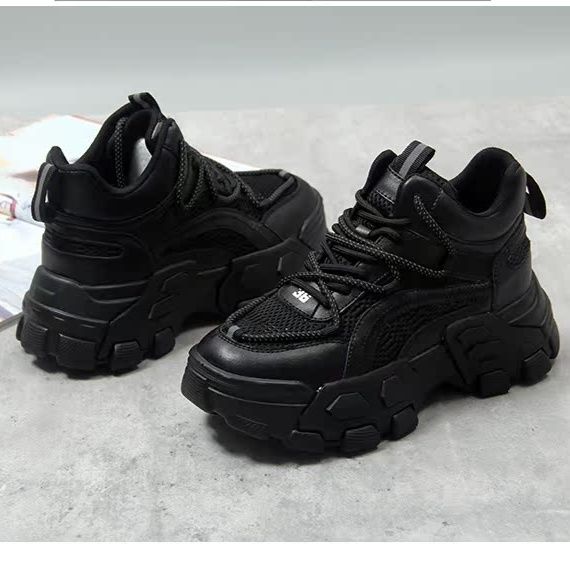 黒スニーカー メッシュ素材厚底運動靴