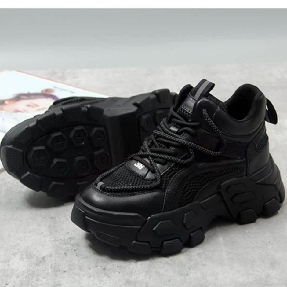 黒スニーカー メッシュ素材厚底運動靴
