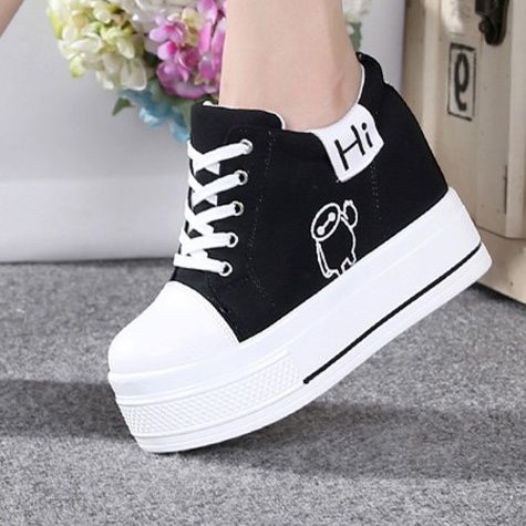黒スニーカー 可愛いキャラクター刺繍入り厚底運動靴