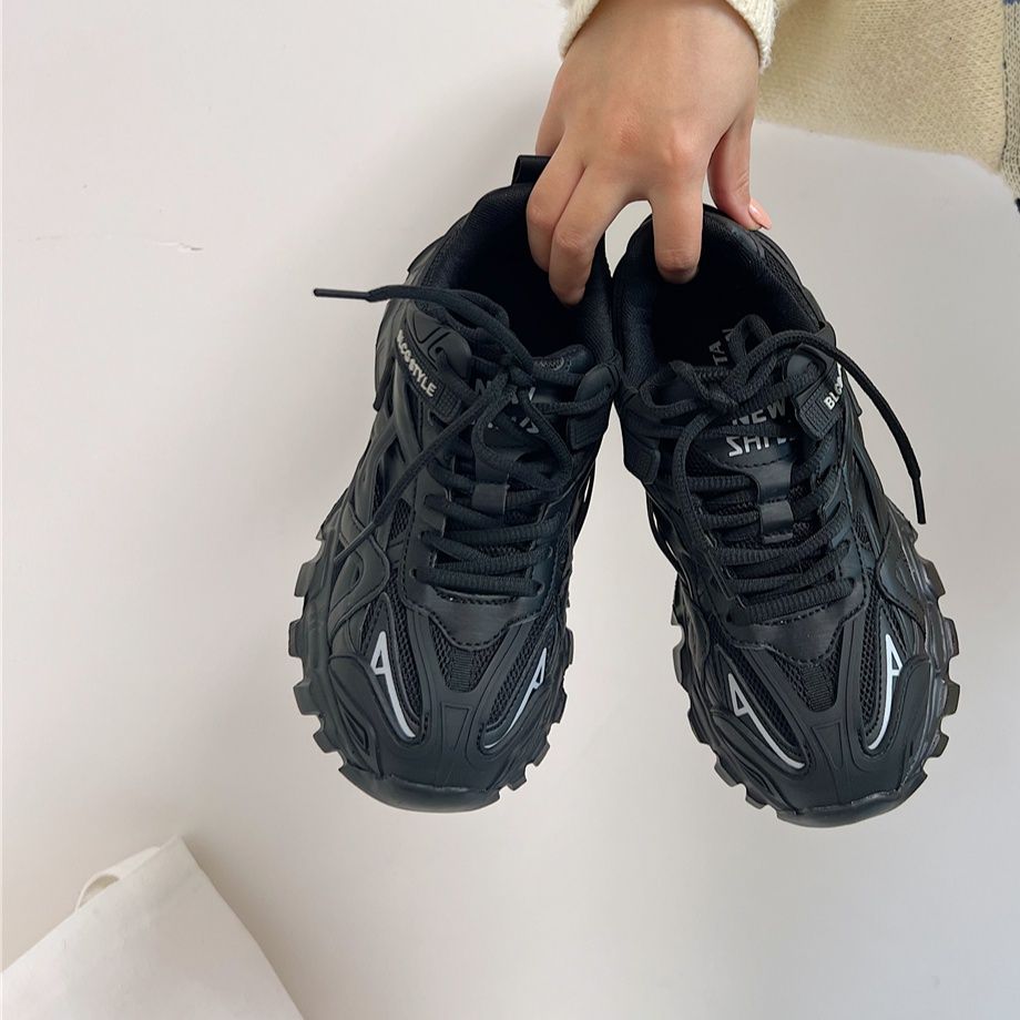 黒スニーカー 立体デザイン厚底運動靴
