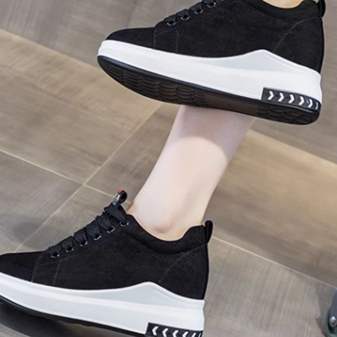 黒スニーカー アロー模様入り厚底運動靴