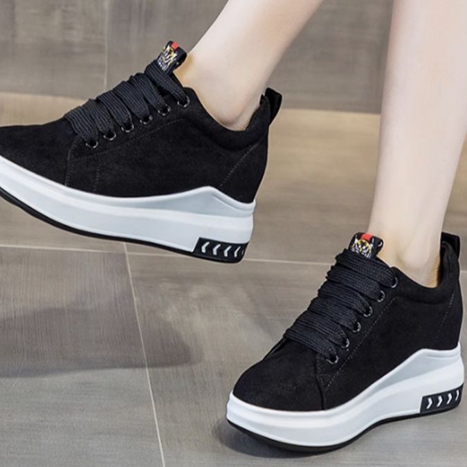 黒スニーカー アロー模様入り厚底運動靴