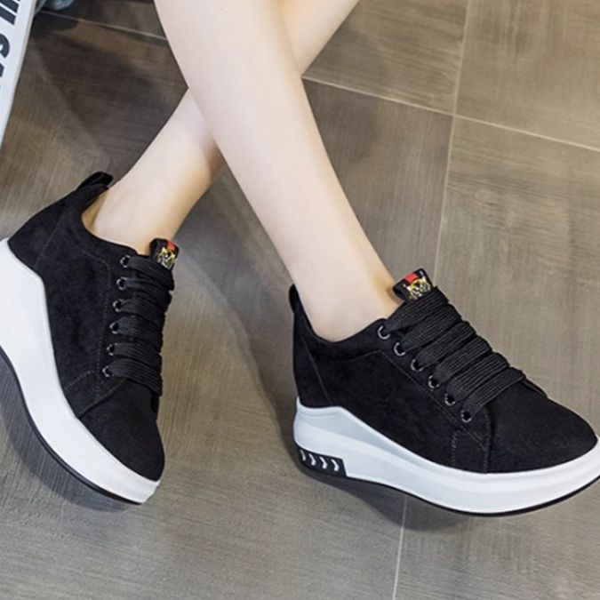 黒スニーカー アロー模様入り厚底運動靴