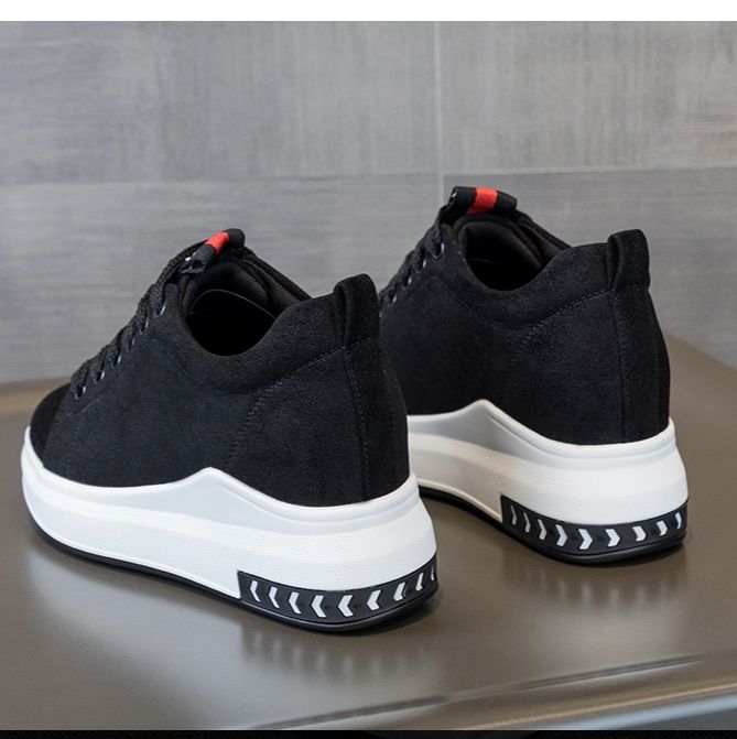 黒スニーカー アロー模様入り厚底運動靴