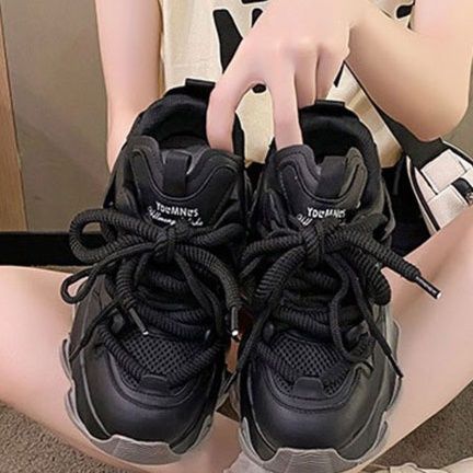 黒スニーカー 波型底面立体設計運動靴