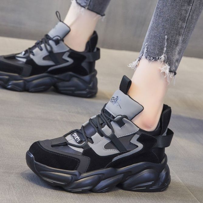 黒スニーカー 本革八センチ増高厚底運動靴