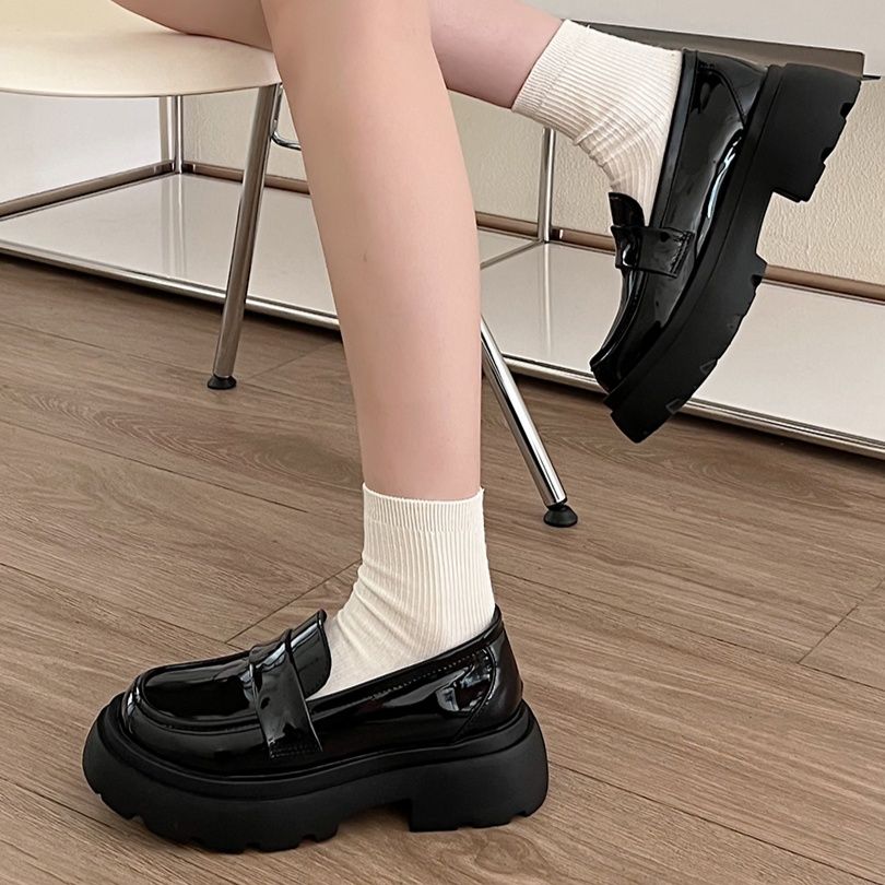 黒スニーカー 光沢素材ローファー風厚底運動靴