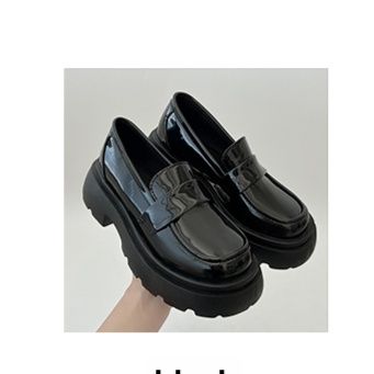 黒スニーカー 光沢素材ローファー風厚底運動靴