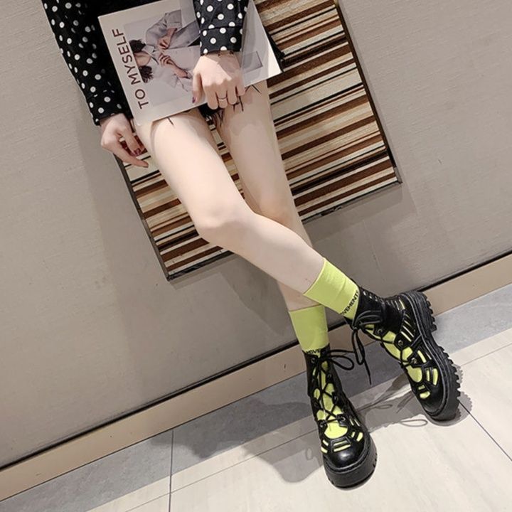 黒スニーカー 厚底レースアップカットアウトハイカットシューズ