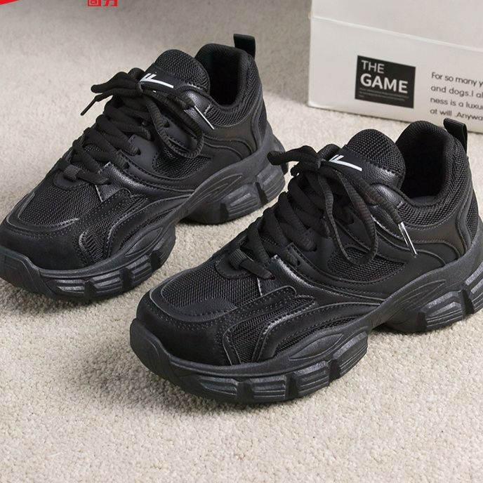 黒スニーカー 立体感溢れるボリューム運動靴