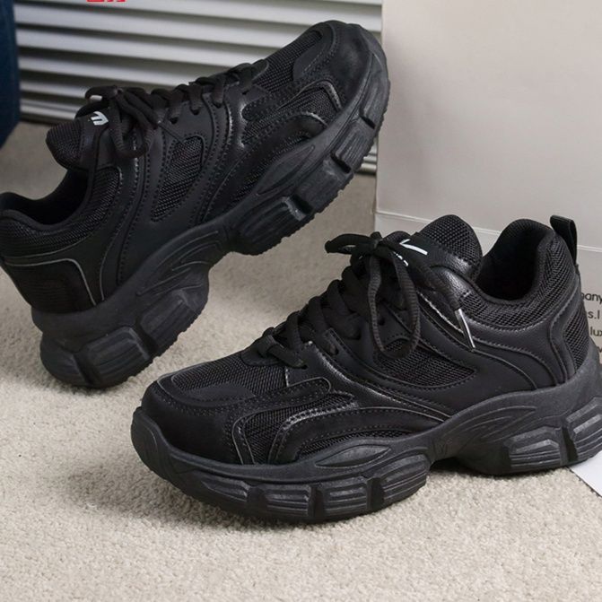 黒スニーカー 立体感溢れるボリューム運動靴