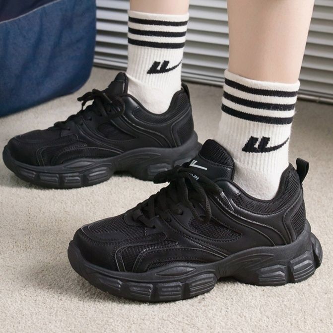 黒スニーカー 立体感溢れるボリューム運動靴