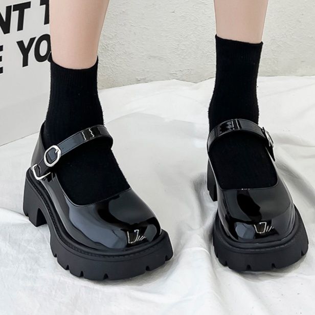 黒スニーカー エナメル調ストラップ付き厚底ローファー