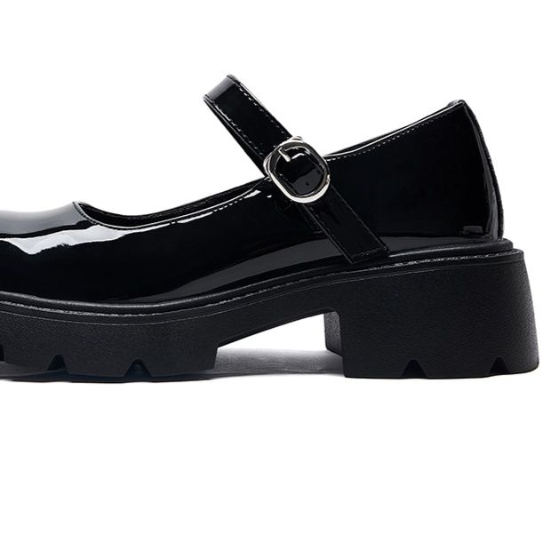黒スニーカー エナメル調ストラップ付き厚底ローファー