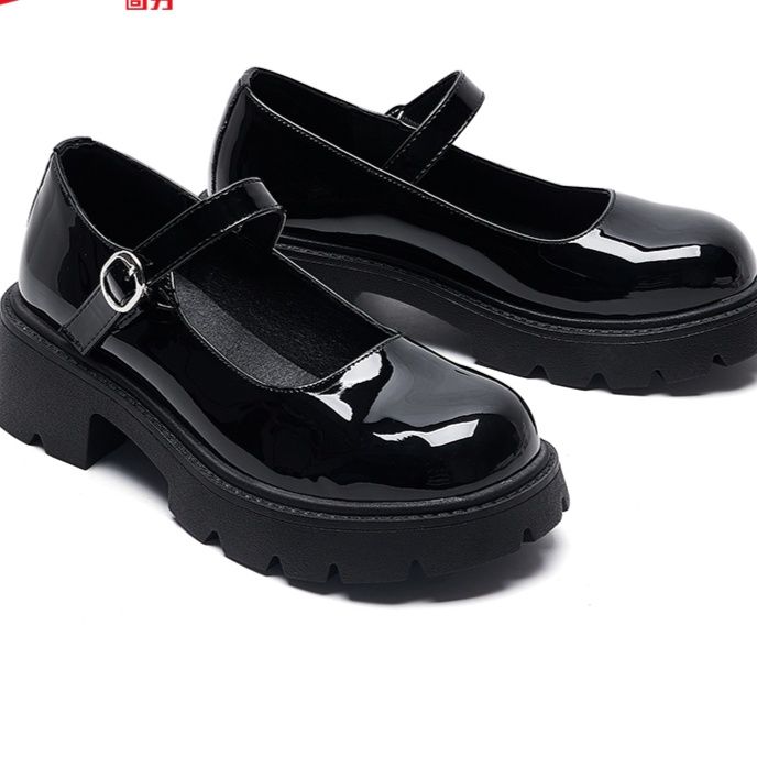 黒スニーカー エナメル調ストラップ付き厚底ローファー