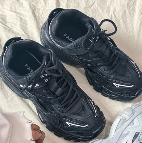 黒スニーカー エアクッション搭載厚底運動靴