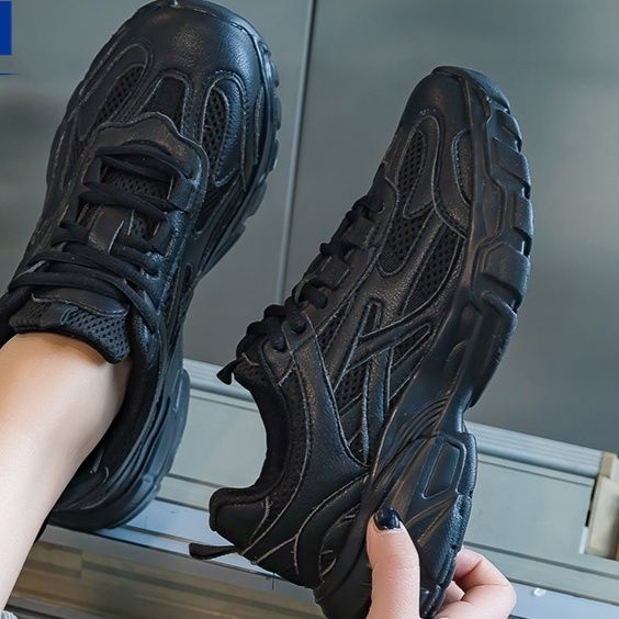 黒スニーカー 立体感溢れる波型厚底運動靴