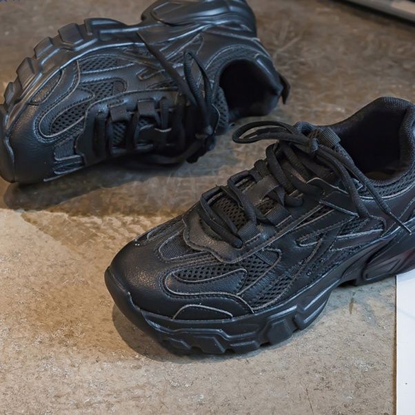 黒スニーカー 立体感溢れる波型厚底運動靴