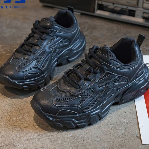 黒スニーカー 立体感溢れる波型厚底運動靴