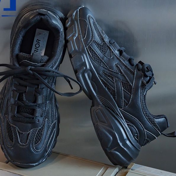 黒スニーカー 立体感溢れる波型厚底運動靴