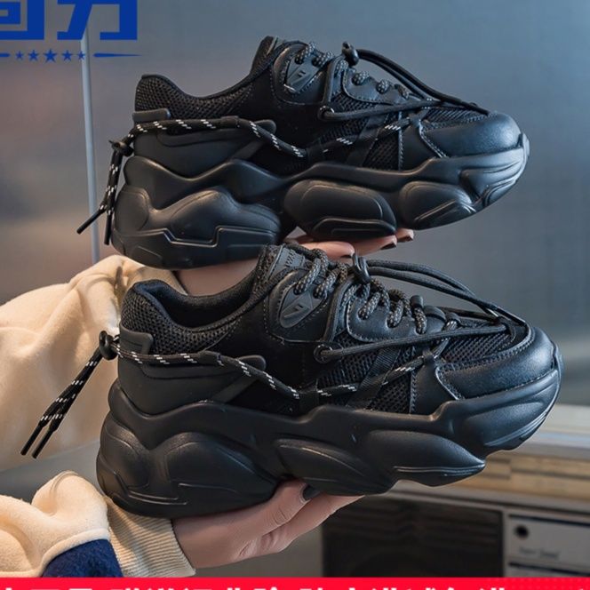 黒スニーカー 波型立体厚底スニーカー