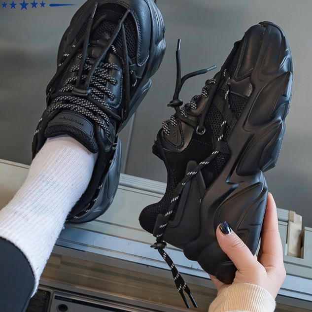 黒スニーカー 波型立体厚底スニーカー