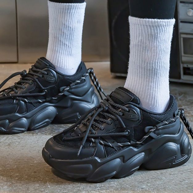 黒スニーカー 波型立体厚底スニーカー