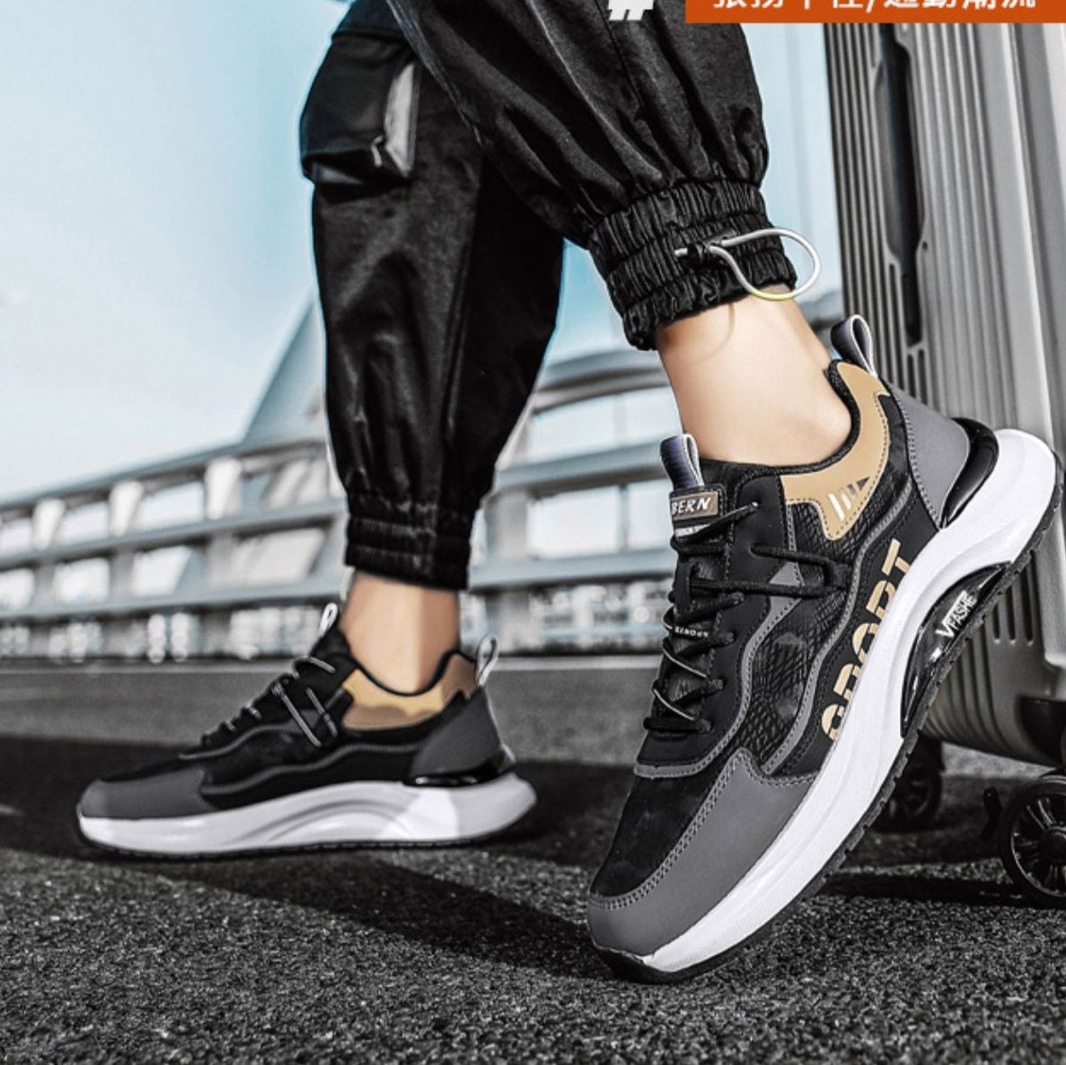 黒スニーカー 多層構造クッション搭載スポーツシューズ