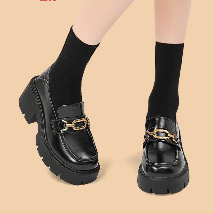 黒スニーカー チェーン装飾付き厚底ローファー風スニーカー