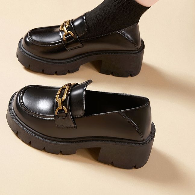 黒スニーカー チェーン装飾付き厚底ローファー風スニーカー