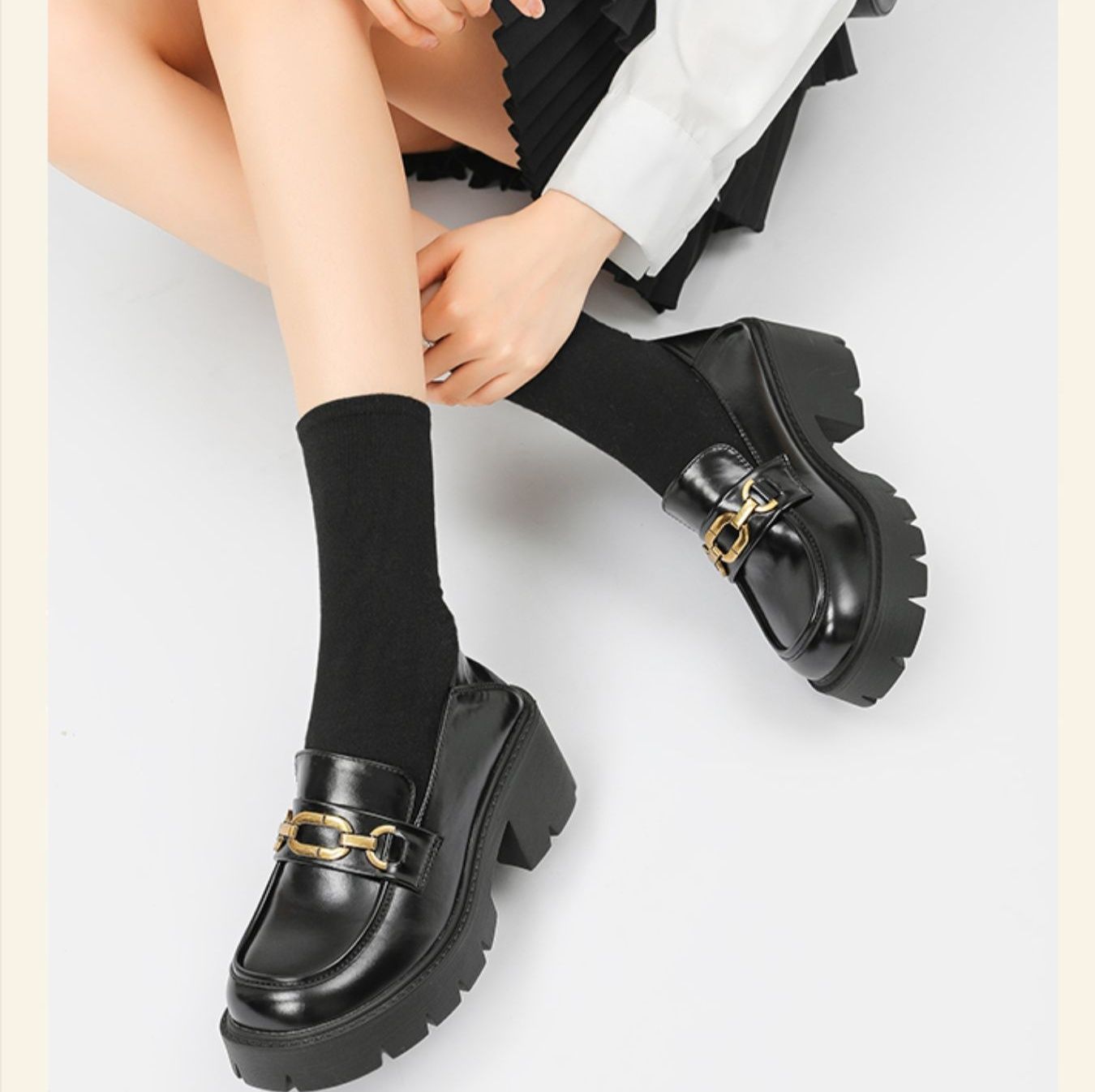 黒スニーカー チェーン装飾付き厚底ローファー風スニーカー